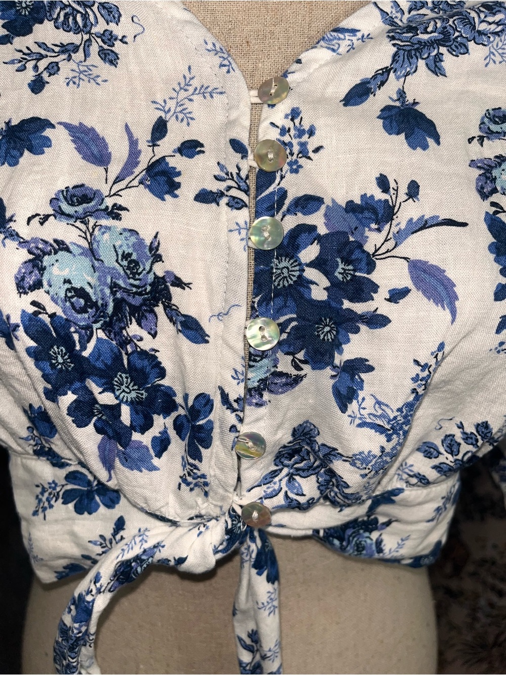 Cupcakes and cashmere Blue Floral Tie-Front Women's Crop Top linen blend small - Picture 3 of 6